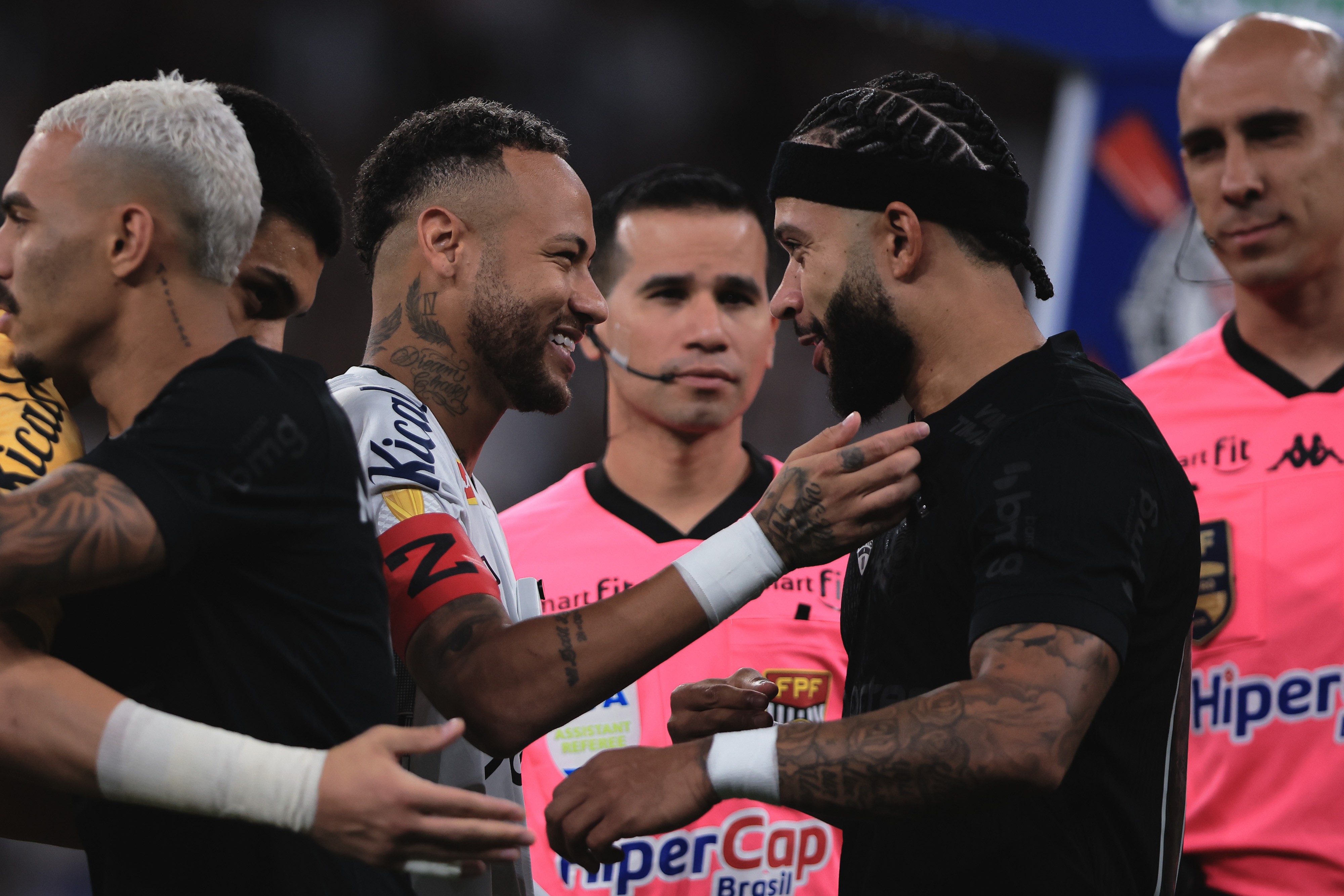 Camisas 10: Abraço de Memphis e Neymar na Neo Química Arena antes do jogo.