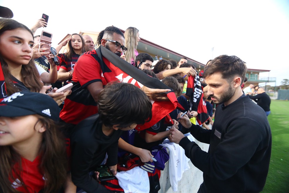 Viña atende torcedores em treino aberto do Flamengo nos Estados Unidos — Foto: Gilvan de Souza / CRF