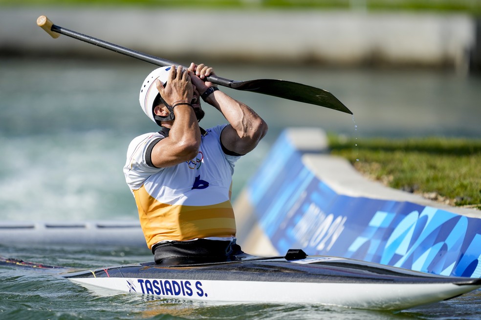 Alemão Sideris Tasiadis se emociona na canoagem slalom — Foto: Alex Gottschalk/DeFodi Images via Getty Images