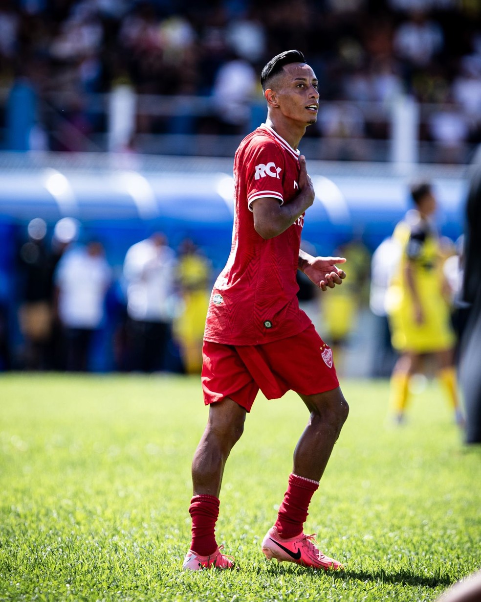 Mendes jogando pelo Jardim Veronia EC, na várzea de São Paulo — Foto: Arquivo pessoal