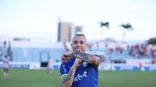 Marcelo Toscano comemora gol contra Esporte de Patos