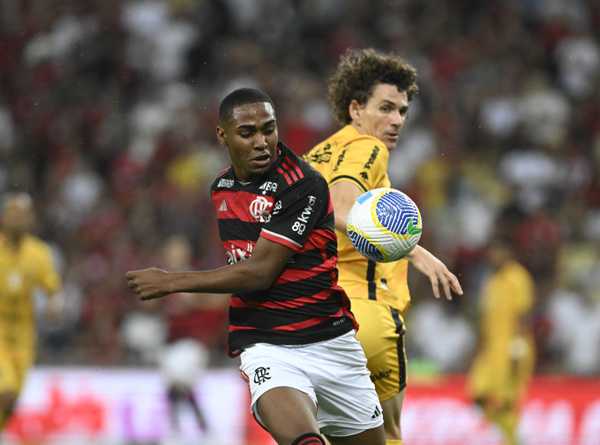 Lorran impressiona Tite aos 17 anos e se destaca como titular no Flamengo