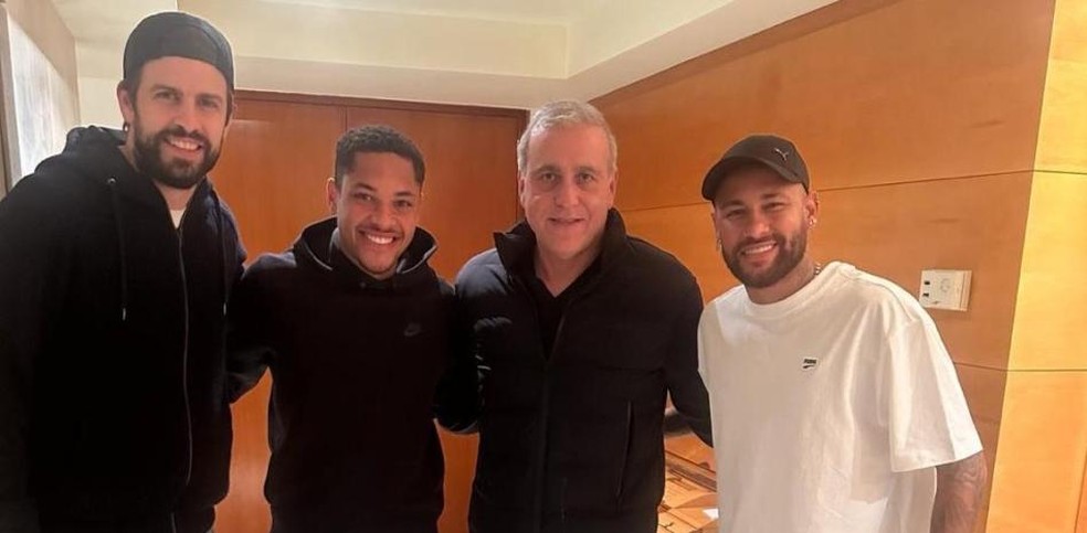 Piqué, Vitor Roque, o empresário André Cury e Neymar, em encontro em Barcelona — Foto: Reprodução