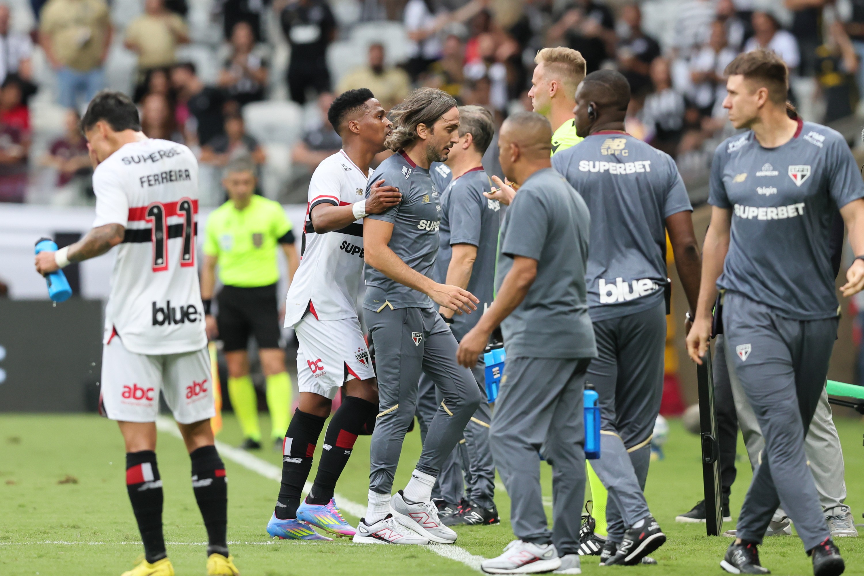 Zubeldía é expulso e critica arbitragem em partida no Mineirão