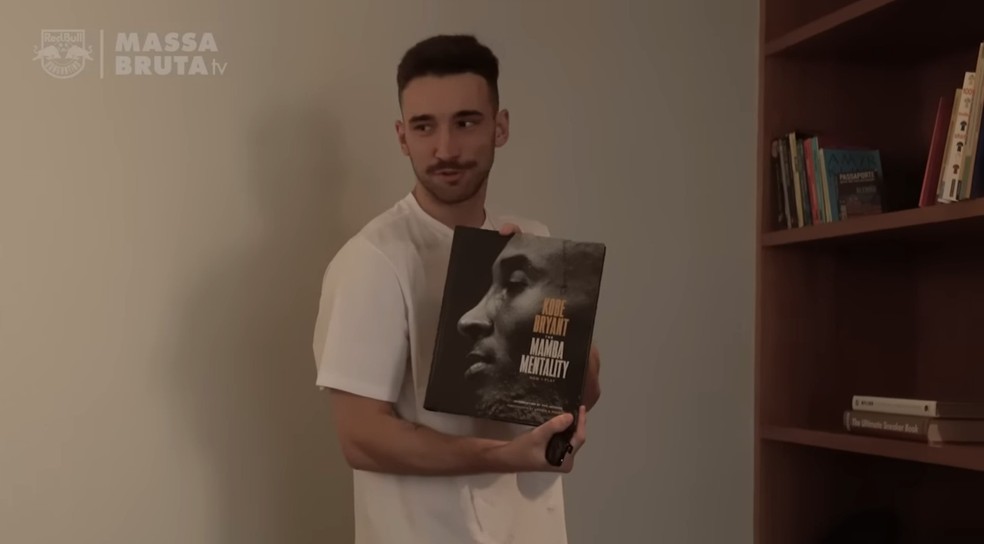 Léo Ortiz mostra o seu livro do Kobe Bryant — Foto: Reprodução / Massa Bruta TV