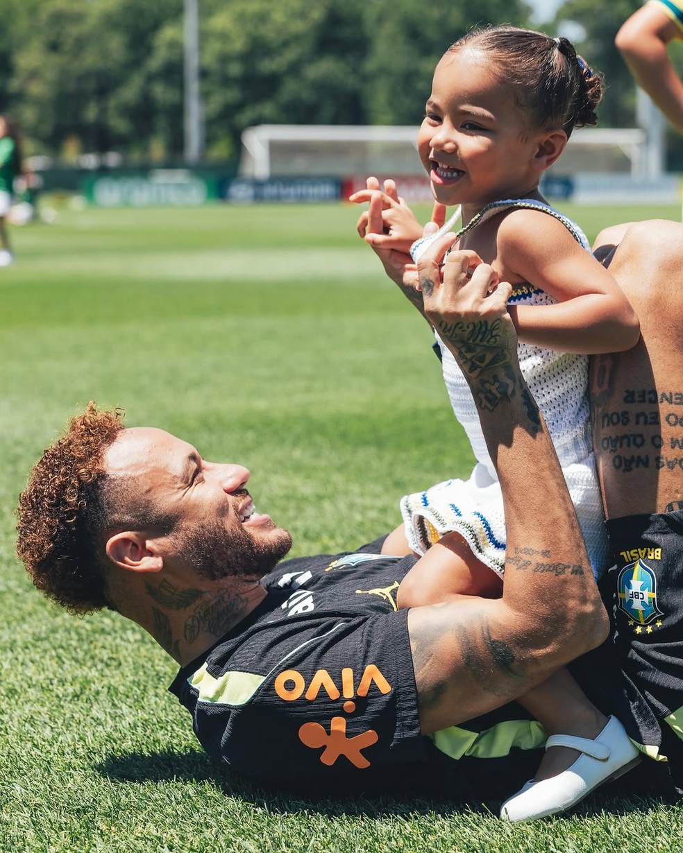 Neymar abraça a filha durante treino