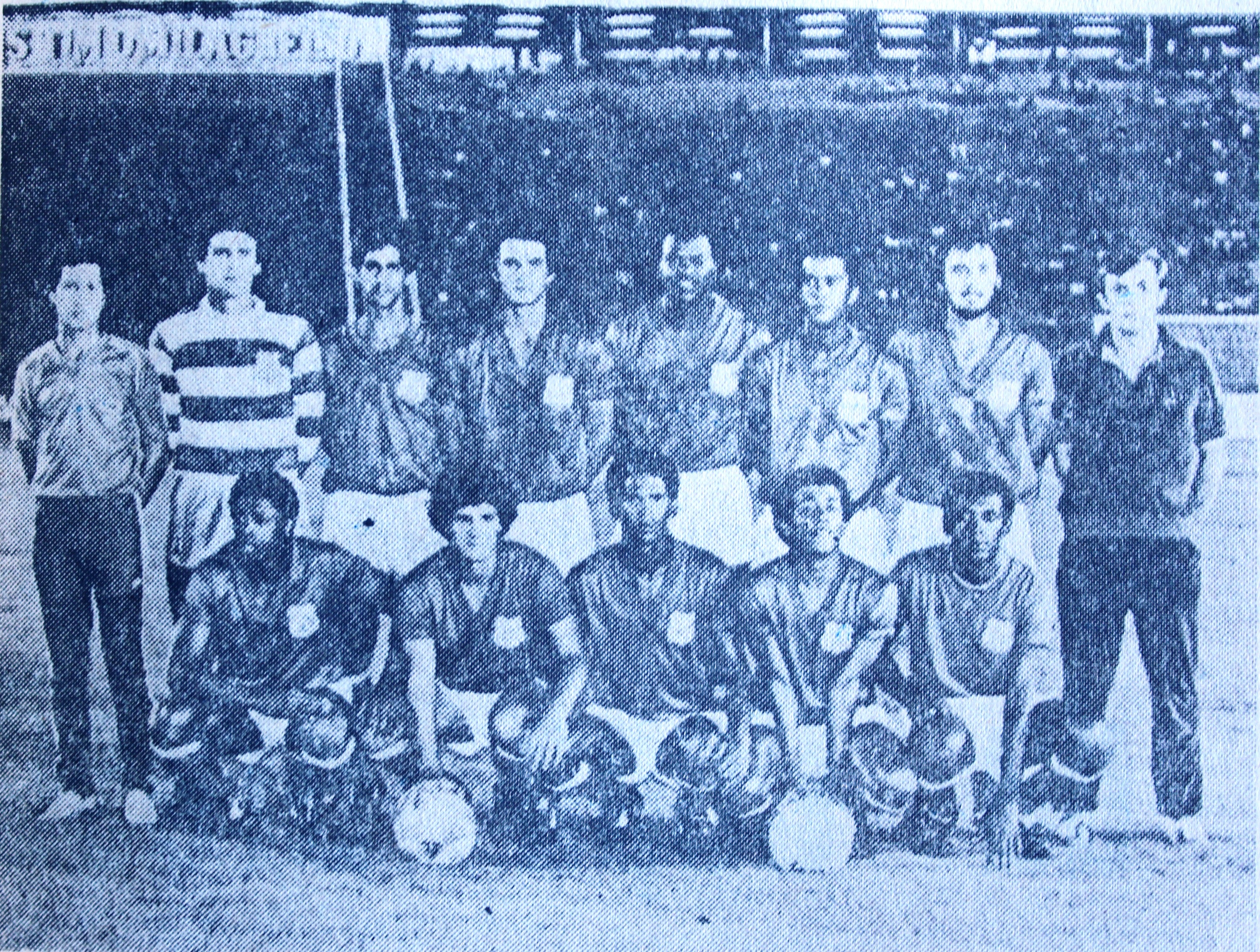 Jogadores do Uberlândia comemorando gol no Parque do Sabiá