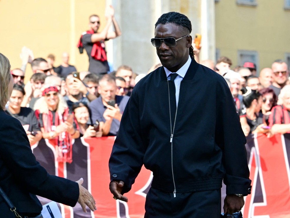 Clarence Seedorf no funeral de Baresi — Foto: AFP