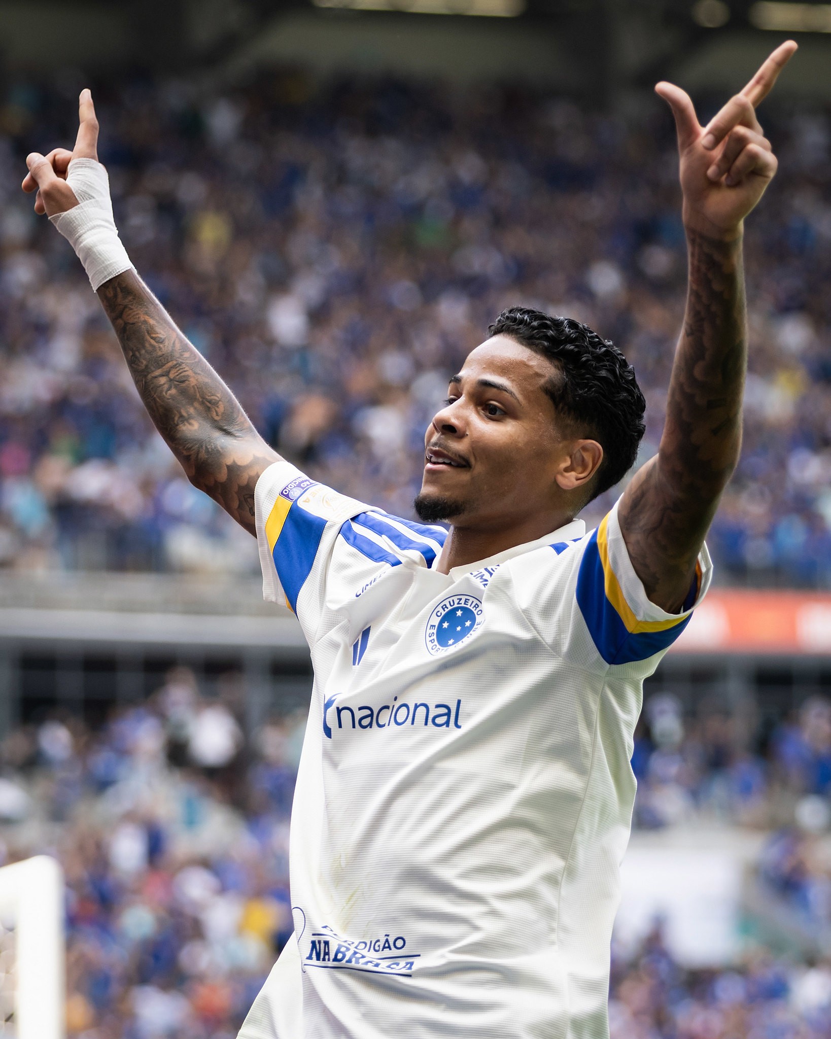 Em menos de duas semanas, Wesley conquista posição no time titular do Cruzeiro após estreia decisiva
