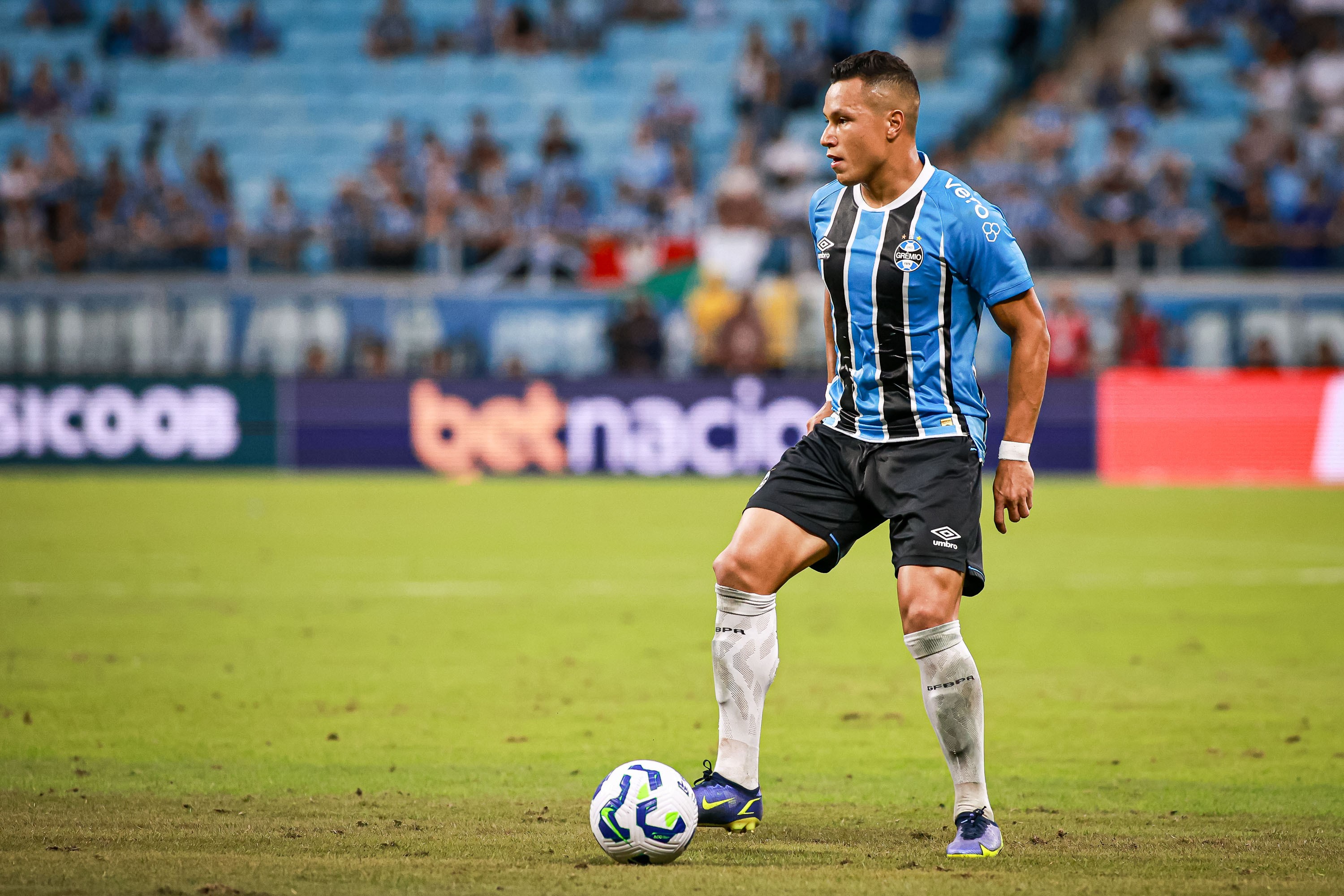 BELA PROPAGANDA! Patrocínio do Grêmio descola da camisa durante jogo