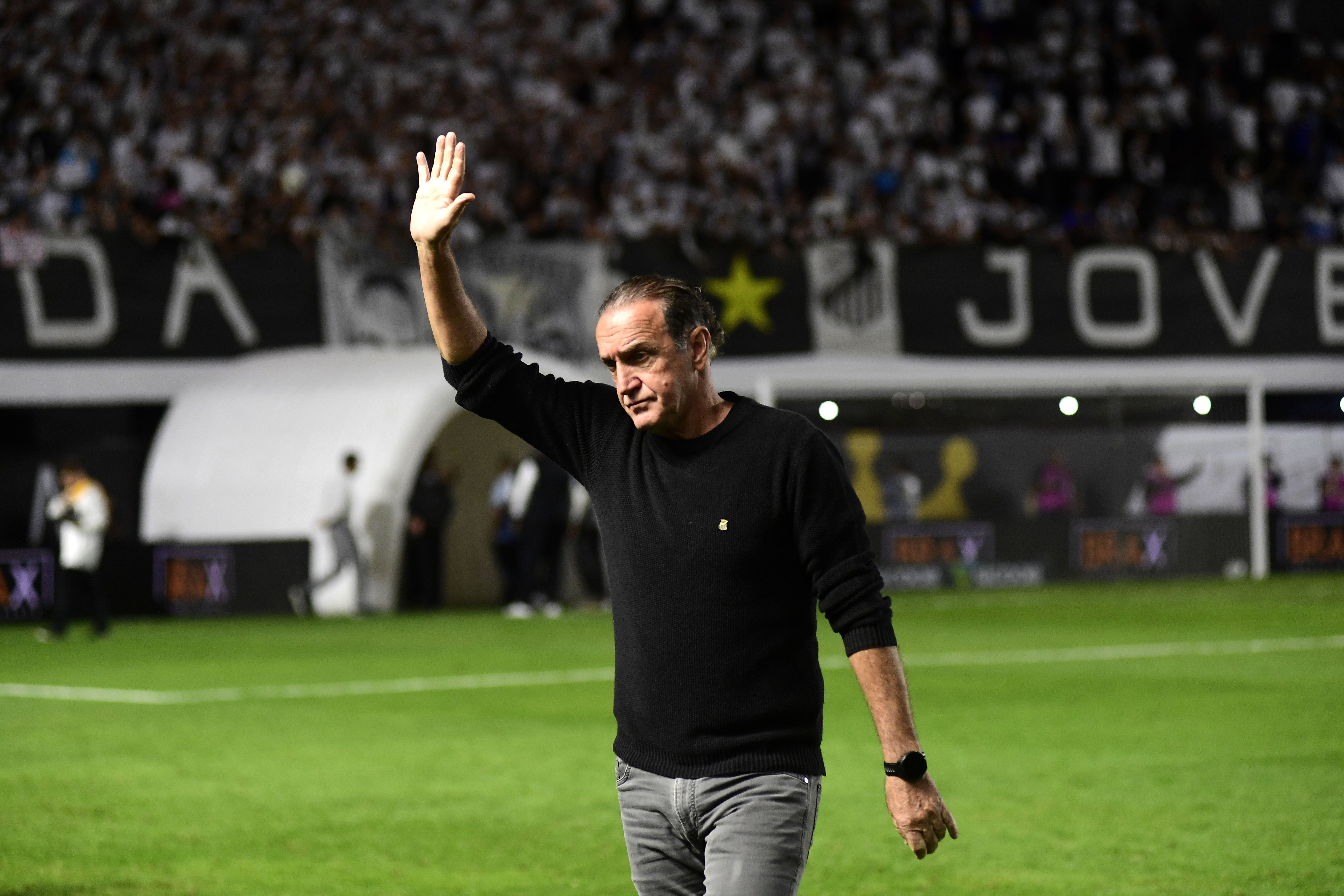 "Coisas do jogo" — Cuca valoriza empate do Santos no clássico e minimiza discussão com Gabigol