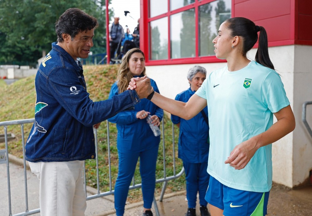 Raí em visita à seleção feminina nos Jogos de Paris