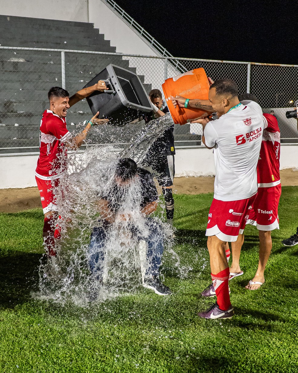 Jogadores do CRB comemoram o penta com o técnico Eduardo Barroca — Foto: Francisco Cedrim/ASCOM CRB