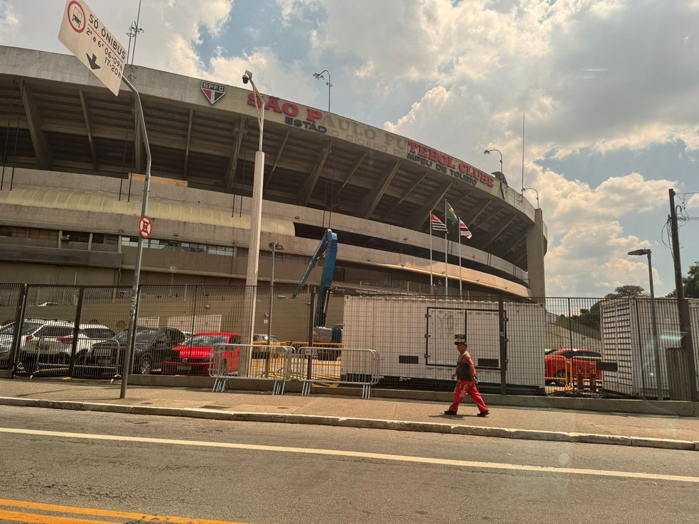 Estádio do São Paulo começa a passar por mudança de fachada — Foto: Luiz Teixeira