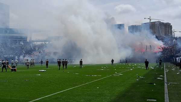 Corinthians encerra preparação para clássico com festa da torcida e treino intenso.