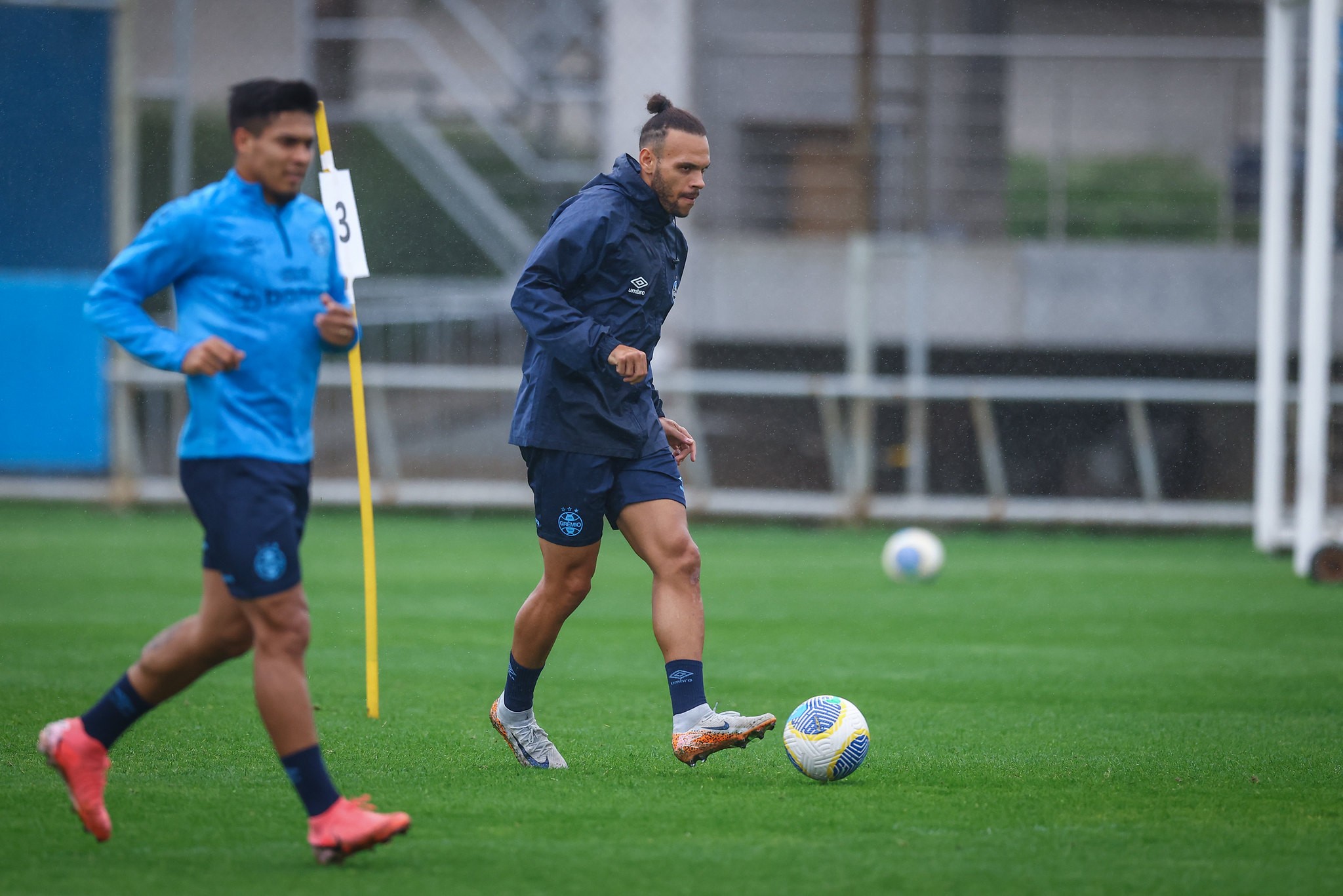 Possível substituto de Braithwaite: Arezo ou André Henrique no ataque do Grêmio