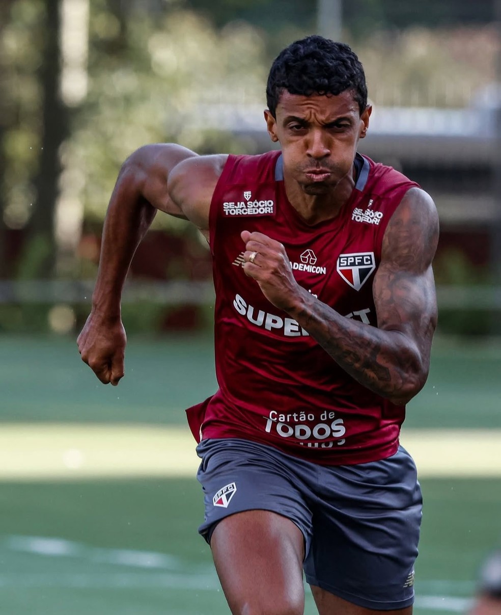 Luiz Gustavo em treino no São Paulo — Foto: Rubens Chiri/saopaulofc