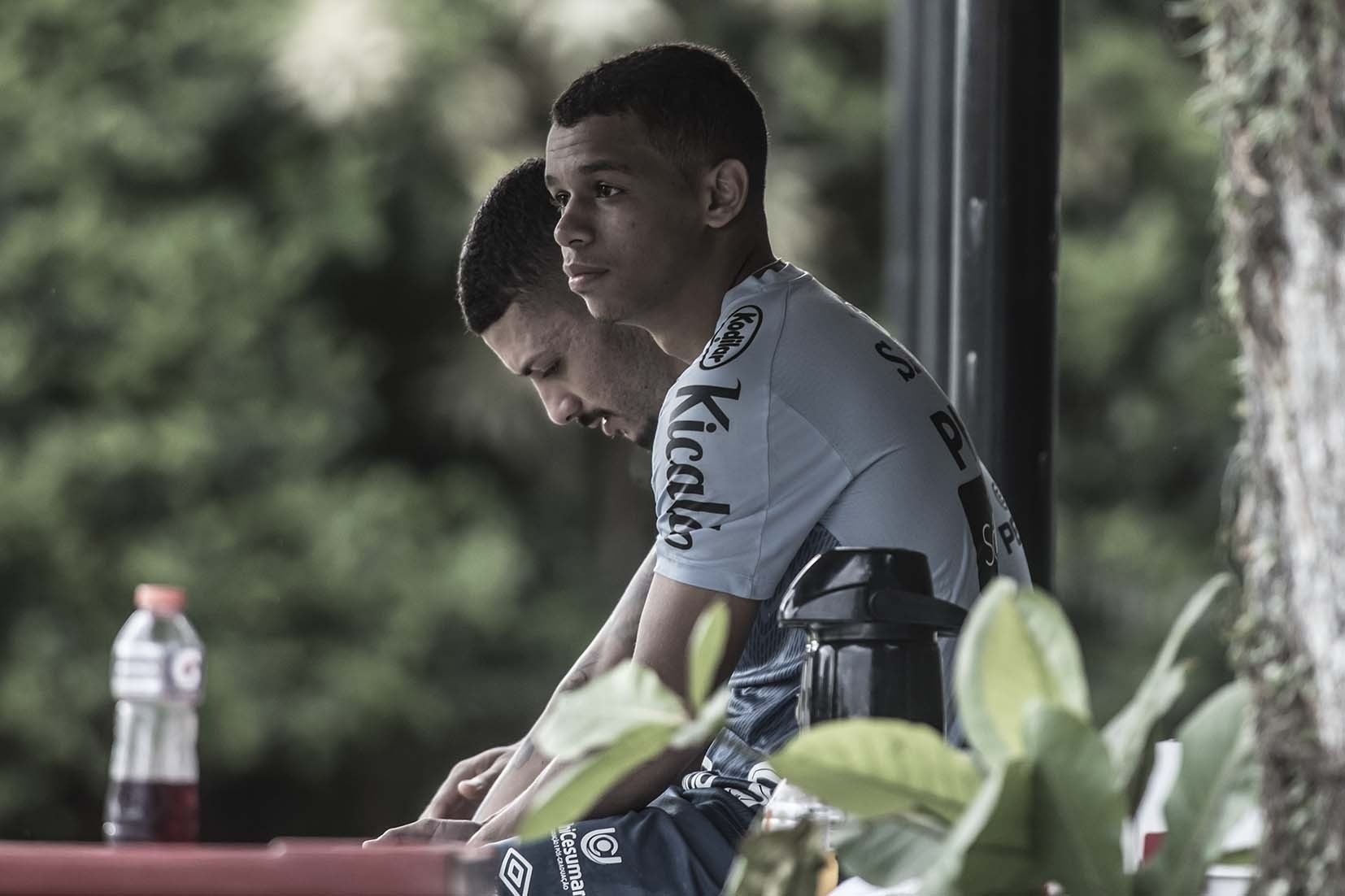 Sandry torce joelho em treino do Santos e aguarda exame para saber ...