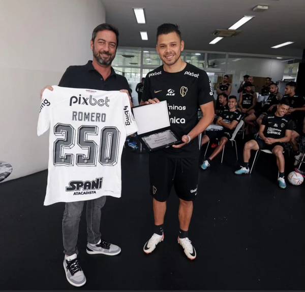 Romero recebe homenagem do Corinthians por marca de 250 jogos