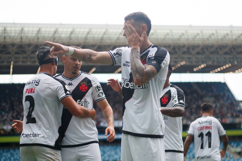 Vegetti, do Vasco, comemora gol contra o Cuiabá — Foto: Gil Gomes/AGIF