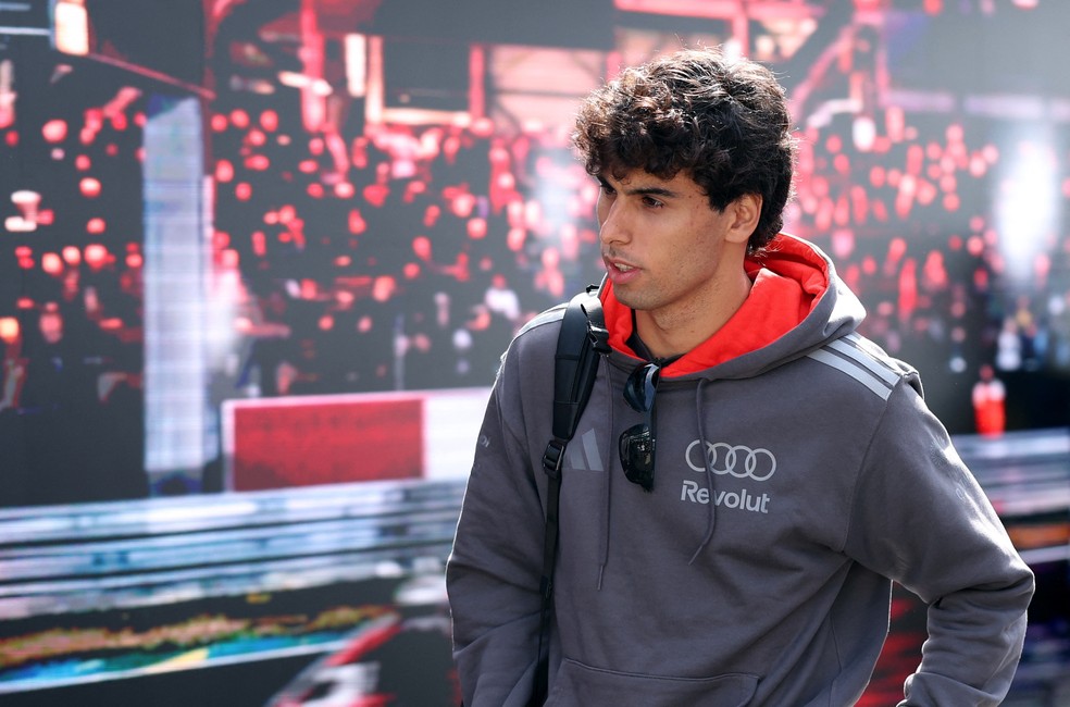 Gabriel Bortoleto antes do treino 1 para o GP da Grã-Bretanha