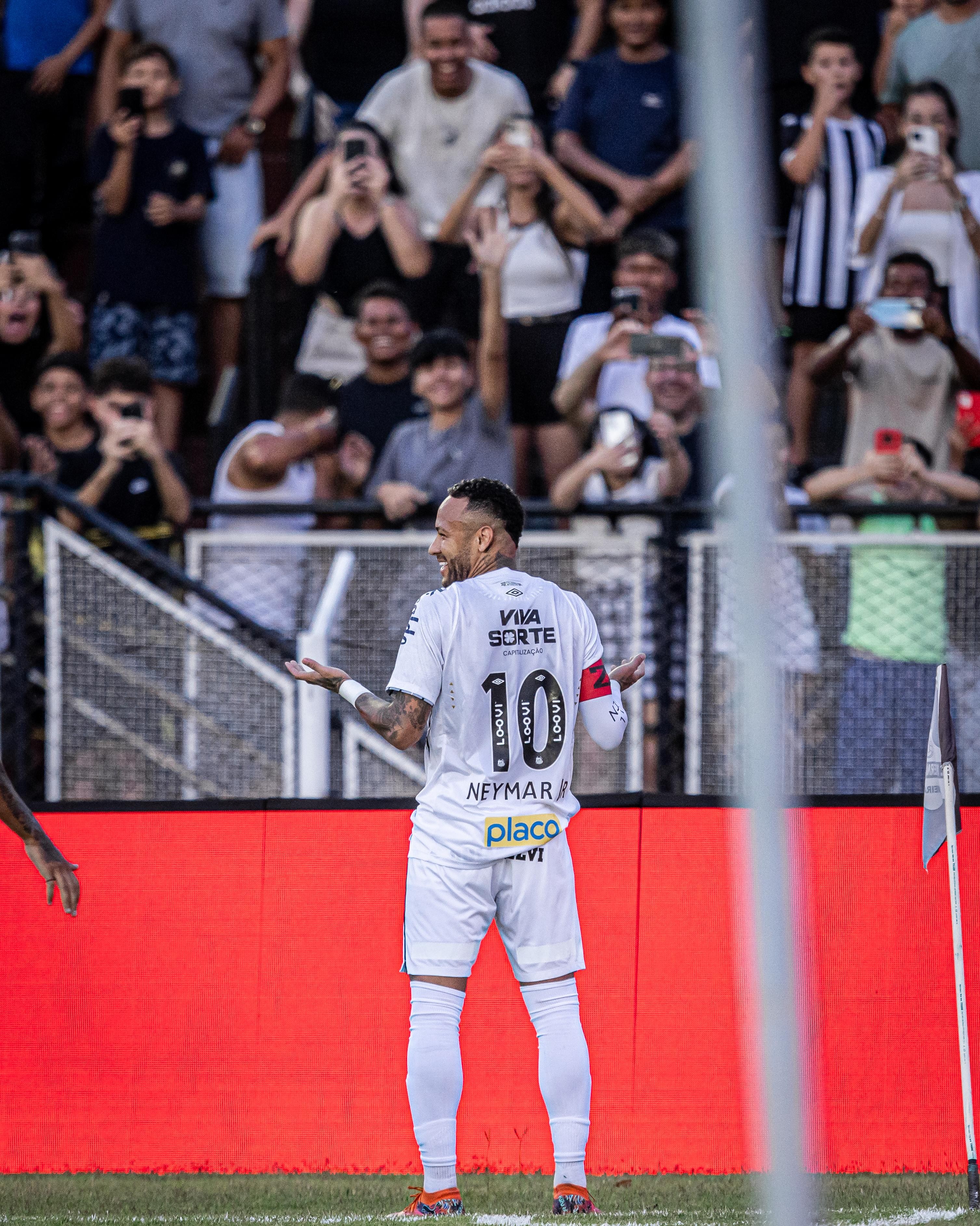 Neymar faz gol olímpico contra a Inter de Limeira, e torcida adversária aplaude