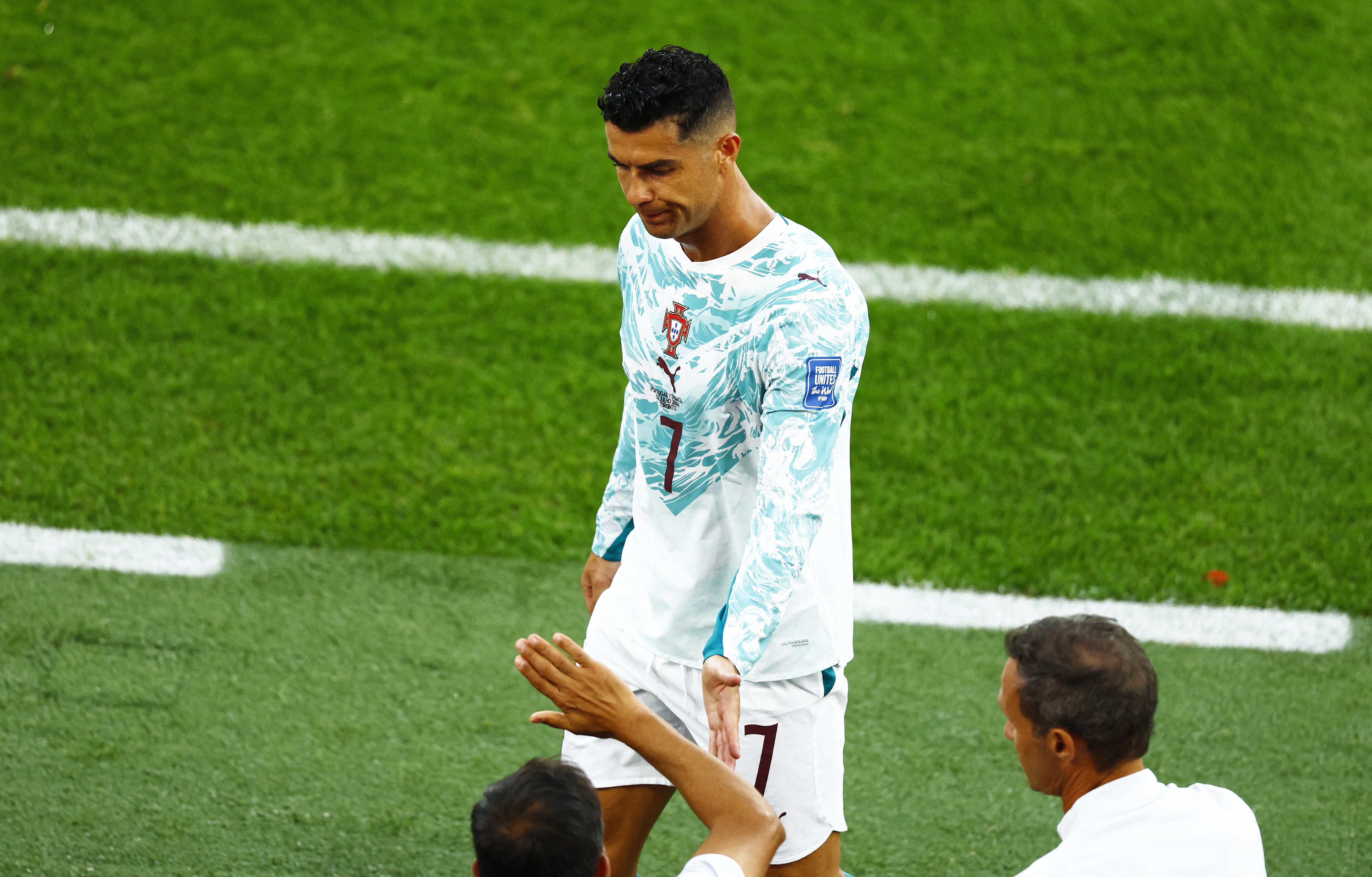 Substituído, Cristiano Ronaldo sai de campo com cara fechada em Portugal x Croácia; web reage