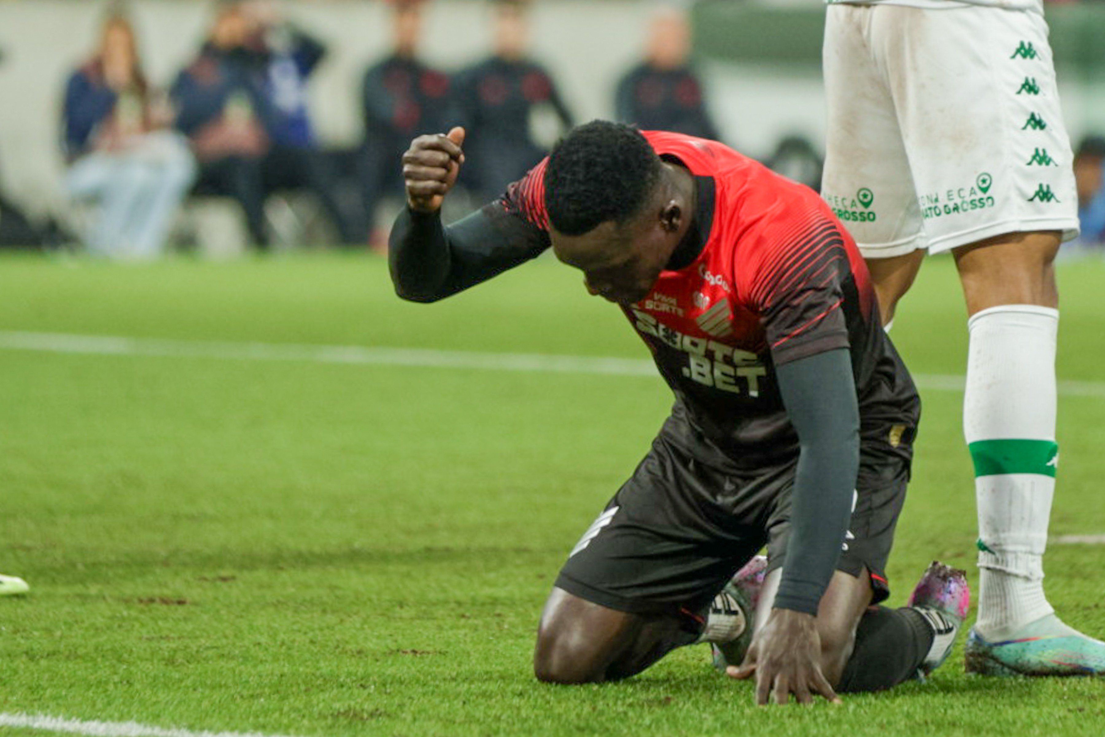 Athletico vive crise na Série B e responsáveis seguem em silêncio