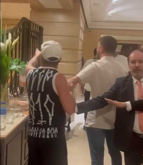 Torcedores do Corinthians protestam contra presidente em hotel após eliminação no futebol.