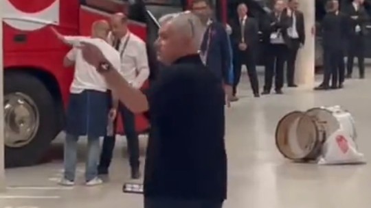 Mourinho vai atrás de árbitros no estacionamento para reclamar após final: "Desgraça"
