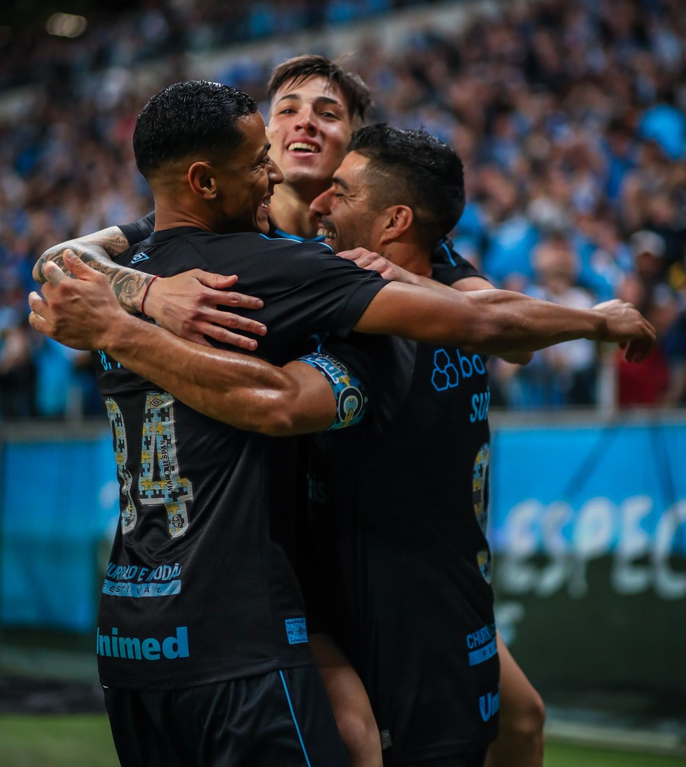 Bruno Alves, Besozzi e Suárez comemoram gol do Grêmio — Foto: Lucas Uebel/Grêmio