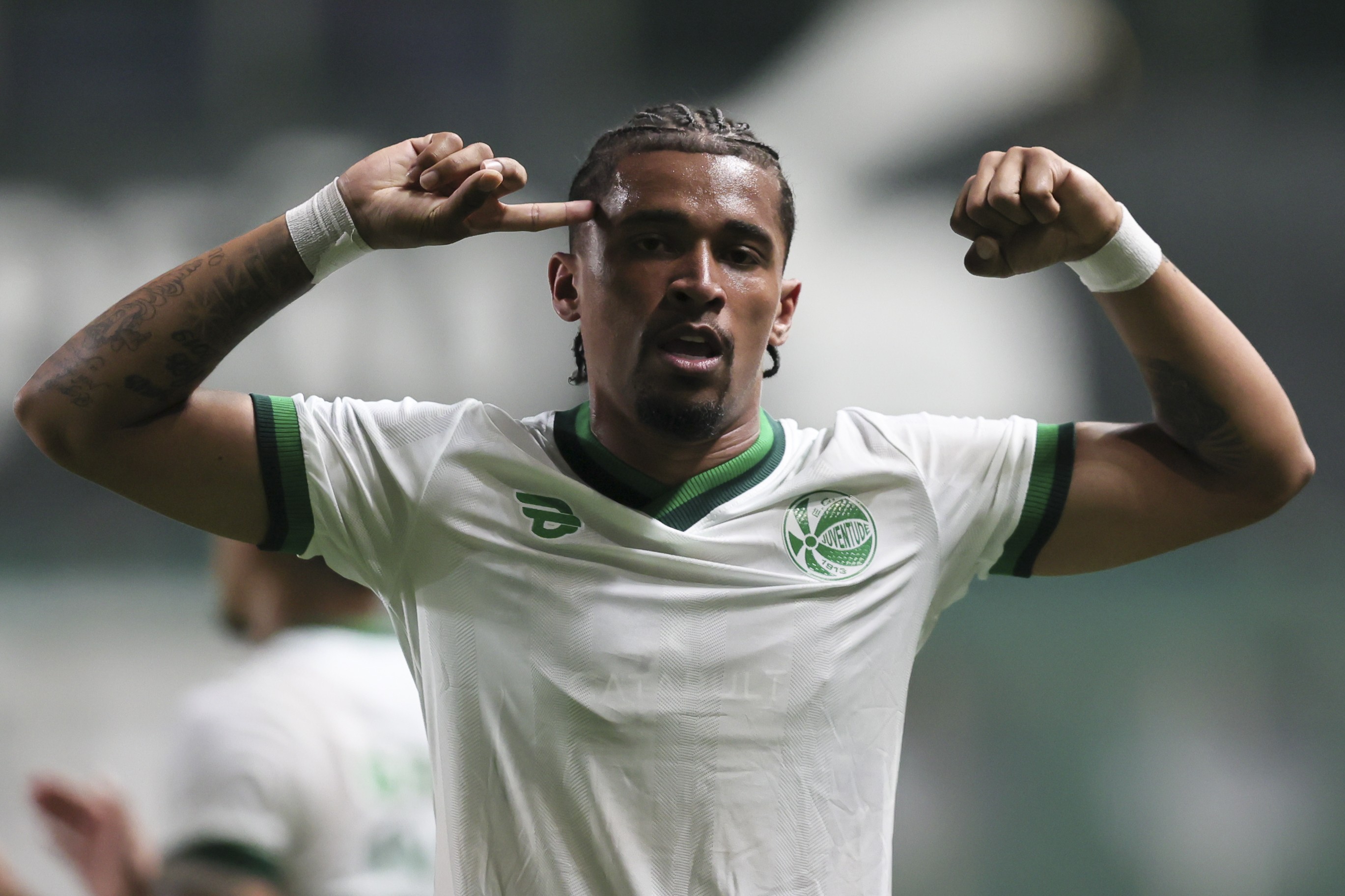 Autor de gol da vitória do Juventude desabafa após ausência: "Parece que eu era o problema"