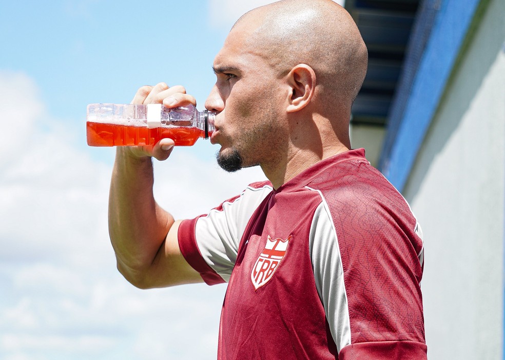 Crystopher, meio-campista do CRB, se machucou contra o Novorizontino  — Foto: Divulgação/CRB