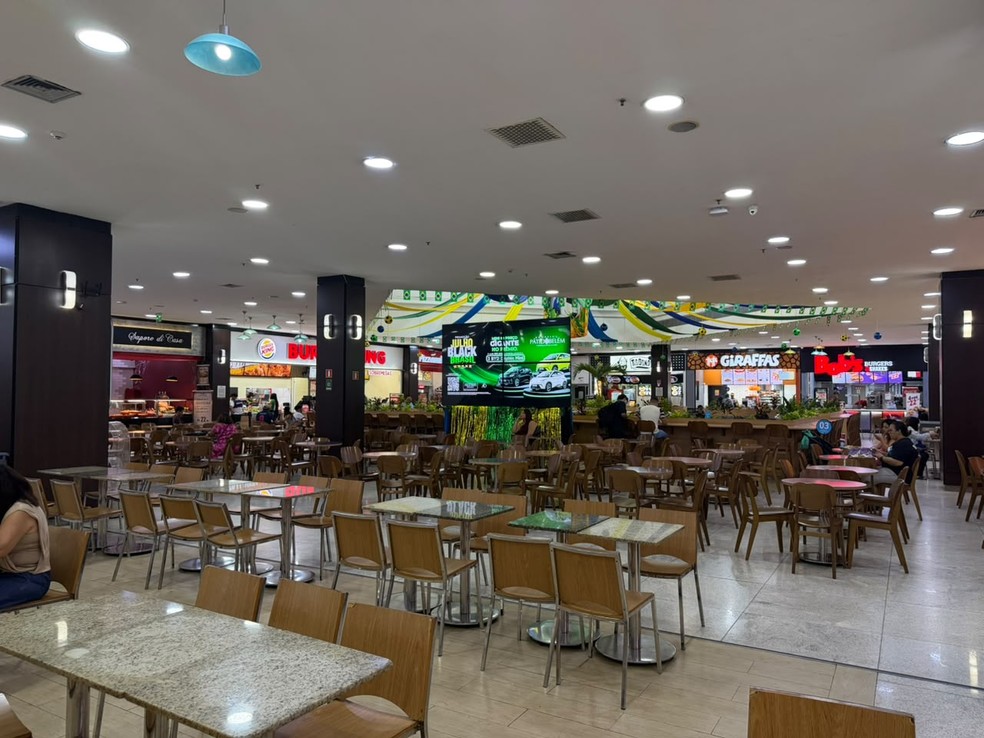 Praça de alimentação no centro de Belém — acompanhar o Brasil