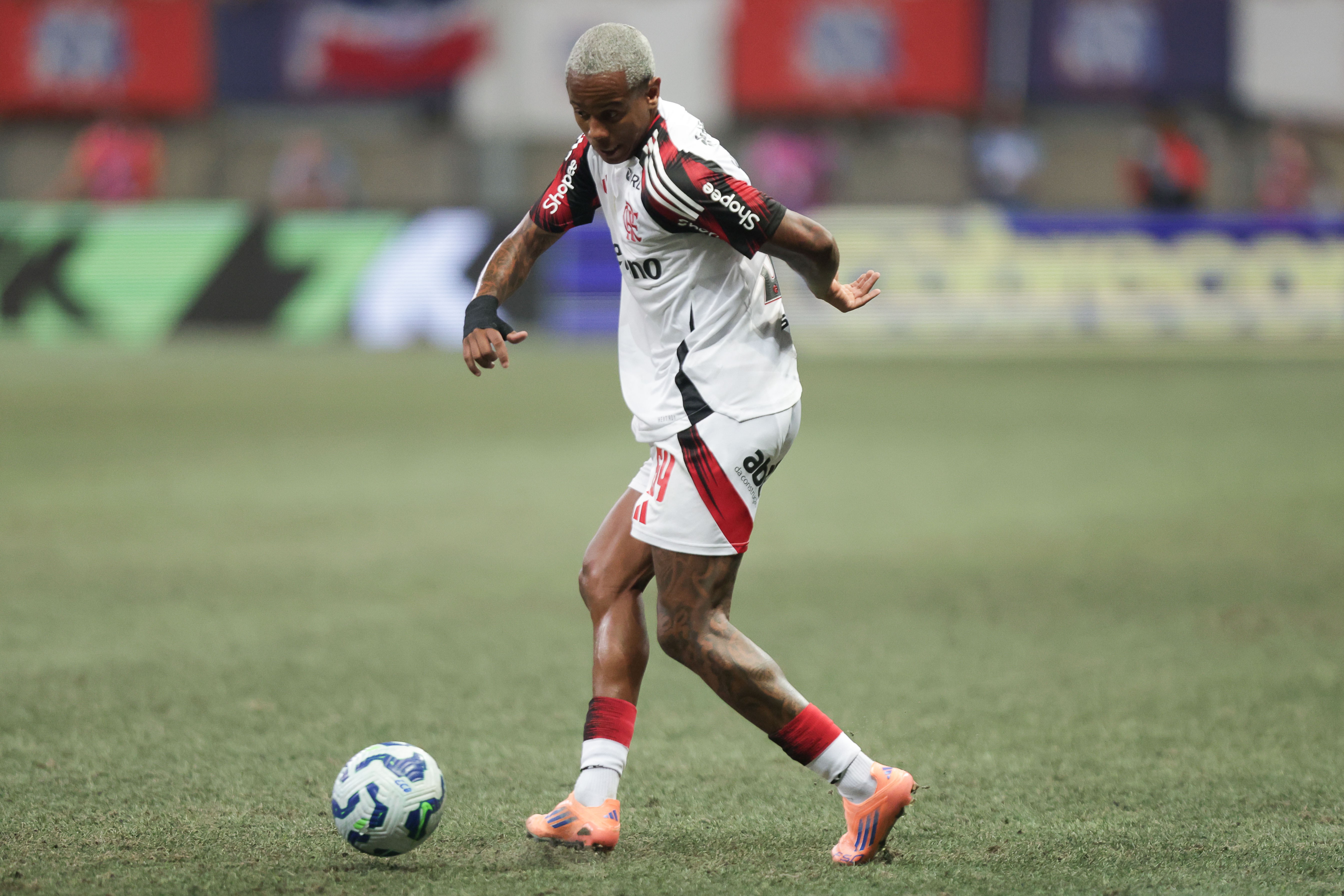 Diretoria do Flamengo estuda multar Wallace Yan após expulsão contra o Bahia