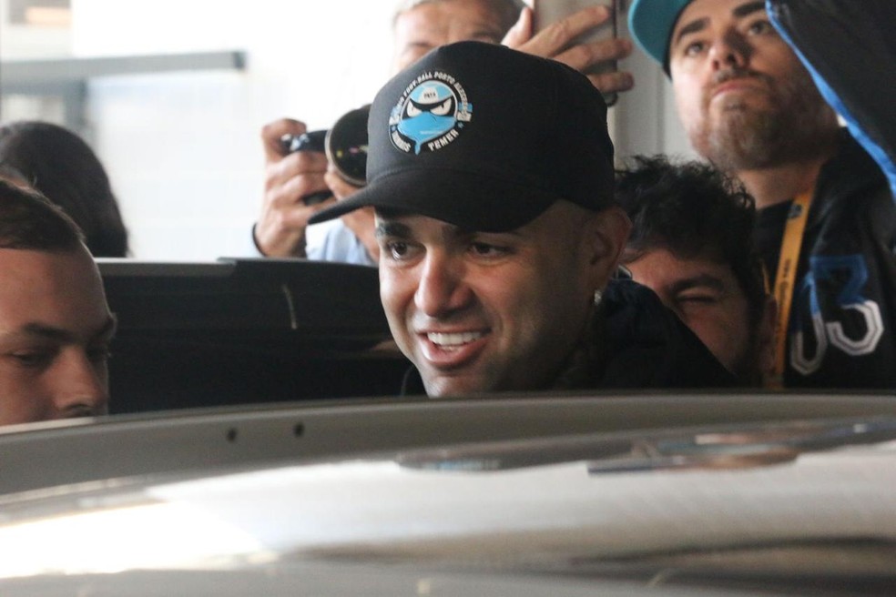 Luan desembarca em Porto Alegre para assinar com o Grêmio — Foto: Tomás Hammes