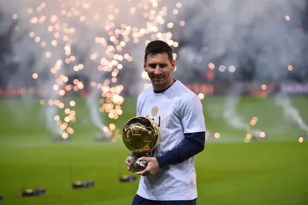 Messi é melhor em campo da final e posa com prêmio, taça e medalha