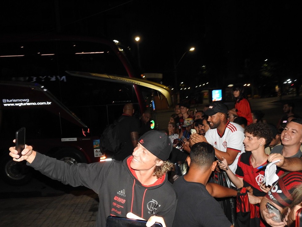 David Luiz tira foto com torcedores na porta do hotel em Belo Horizonte — Foto: Fred Gomes / ge