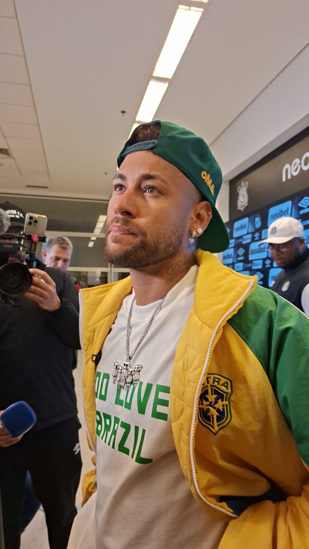 Neymar na zona mista após Santos x Coritiba — Foto: Ana Canhedo