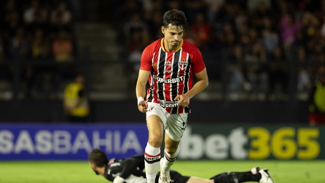 FIM DE JOGO! Com um a menos, São Paulo segura 2 a 1 e avança para as semifinais