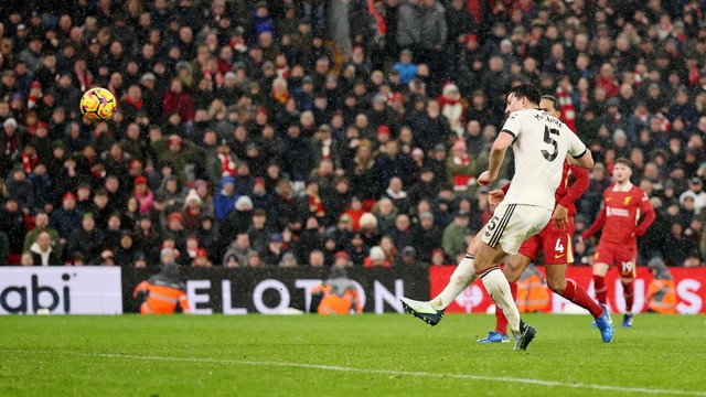 Livre na &aacute;rea, Maguire finaliza mal e isola a chance de virada do Manchester United contra o Liverpool