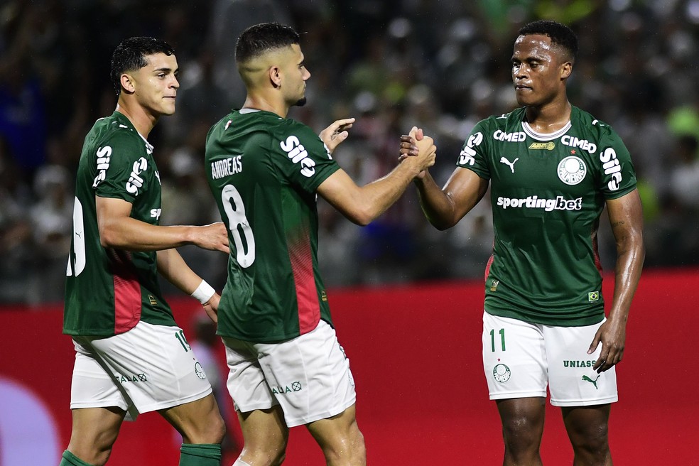 Sosa, Andreas Pereira e Arias comemoram na vitória do Palmeiras contra o Capivariano — Foto: Marcos Ribolli