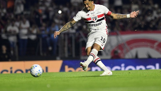 Luciano bate pênalti em São Paulo x Bragantino