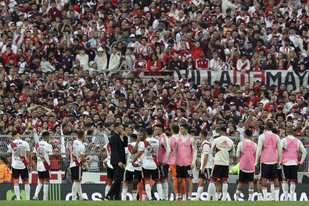 Jogadores do River Plate, após a paralisação da partida com o Defensa y Justicia no Monumental — Foto: Alejandro Pagni/AFP
