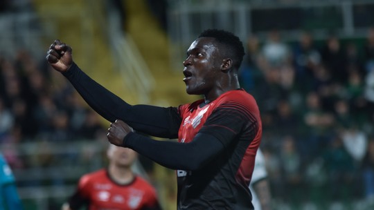 Chances Série B: Athletico-PR vence a quarta seguida e aumenta probabilidade de subir - Confira as chances de todos os times para título, subida e permanência na Série B