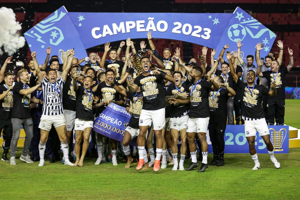 Jogadores do Ceará erguem a taça da Copa do Nordeste 2023 — Foto: Rafael Vieira/AGIF