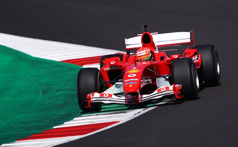 Mick Schumacher pilota Ferrari F2004 do pai Michael em Mugello