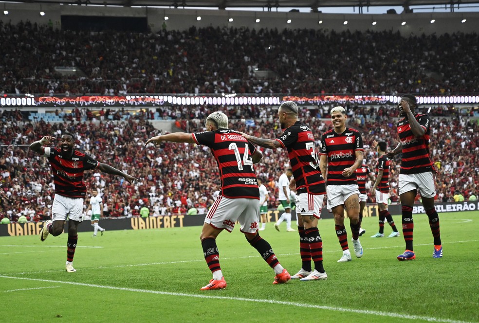 Flamengo comemora gol de Arrascaeta contra o Juventude — Foto: Andre Durão