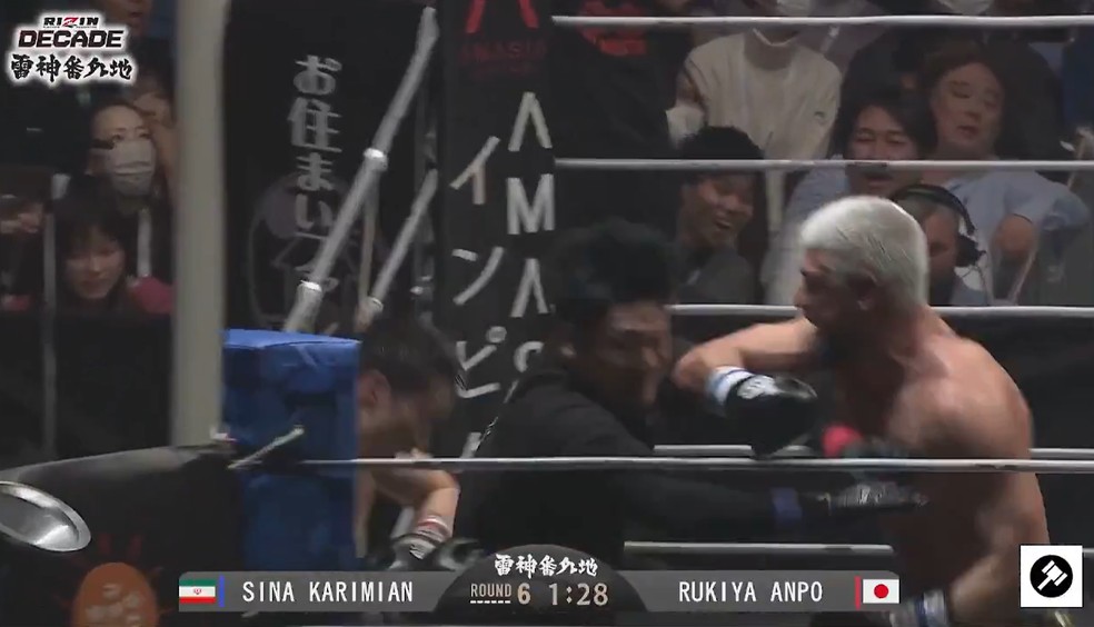 Árbitro sofre golpe de lutador ao tentar interromper combate no Japão — Foto: Reprodução/Rizin
