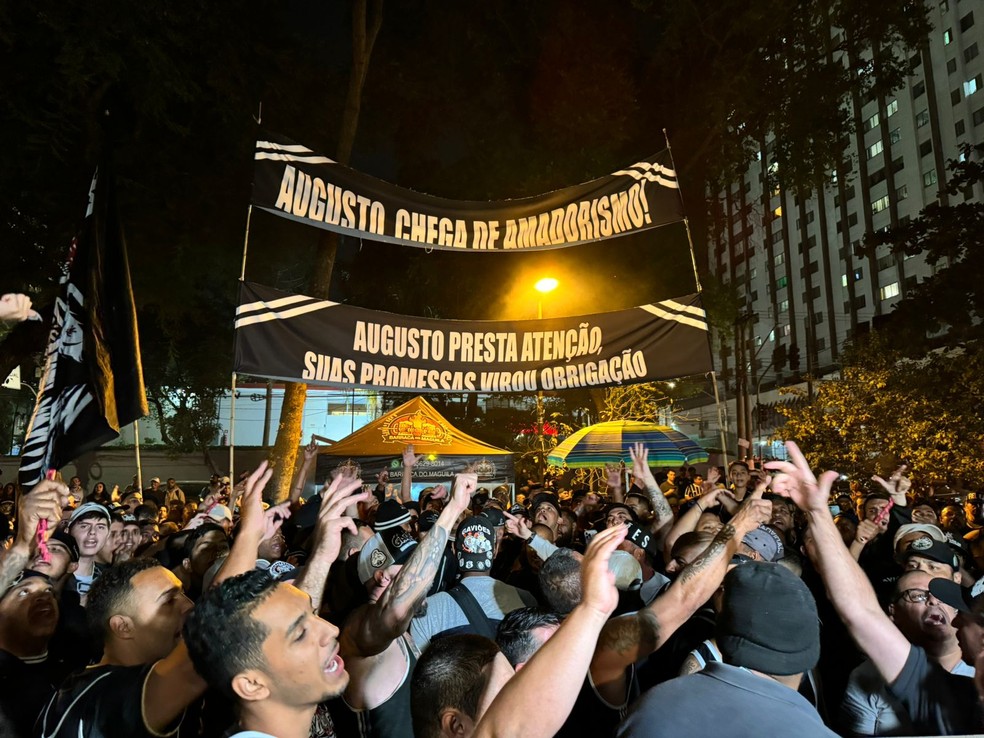 Faixas de protestos da torcida do Corinthians contra Augusto Melo — Foto: João Pedro Brandão